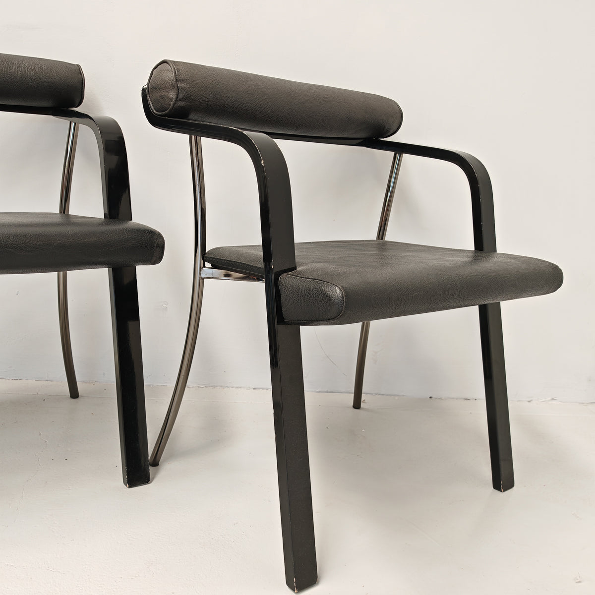 4 chaises fauteuils noires avec accoudoirs, vintage des années 80