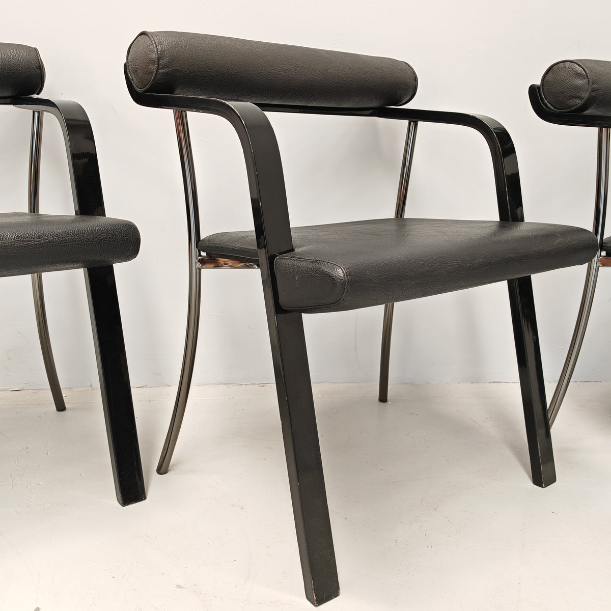 4 chaises fauteuils noires avec accoudoirs, vintage des années 80