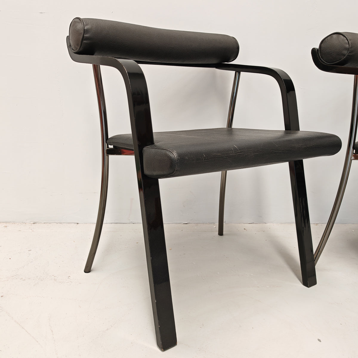 4 chaises fauteuils noires avec accoudoirs, vintage des années 80