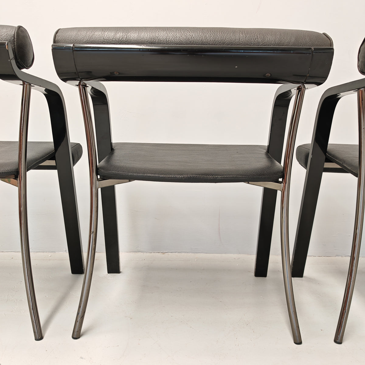 4 chaises fauteuils noires avec accoudoirs, vintage des années 80