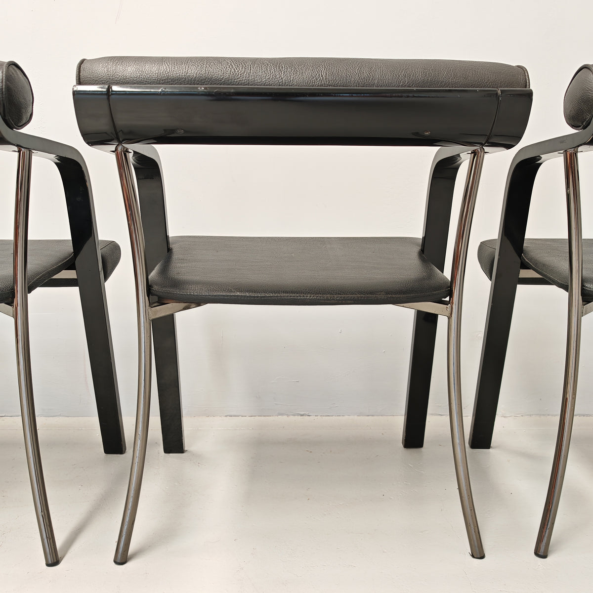 4 chaises fauteuils noires avec accoudoirs, vintage des années 80