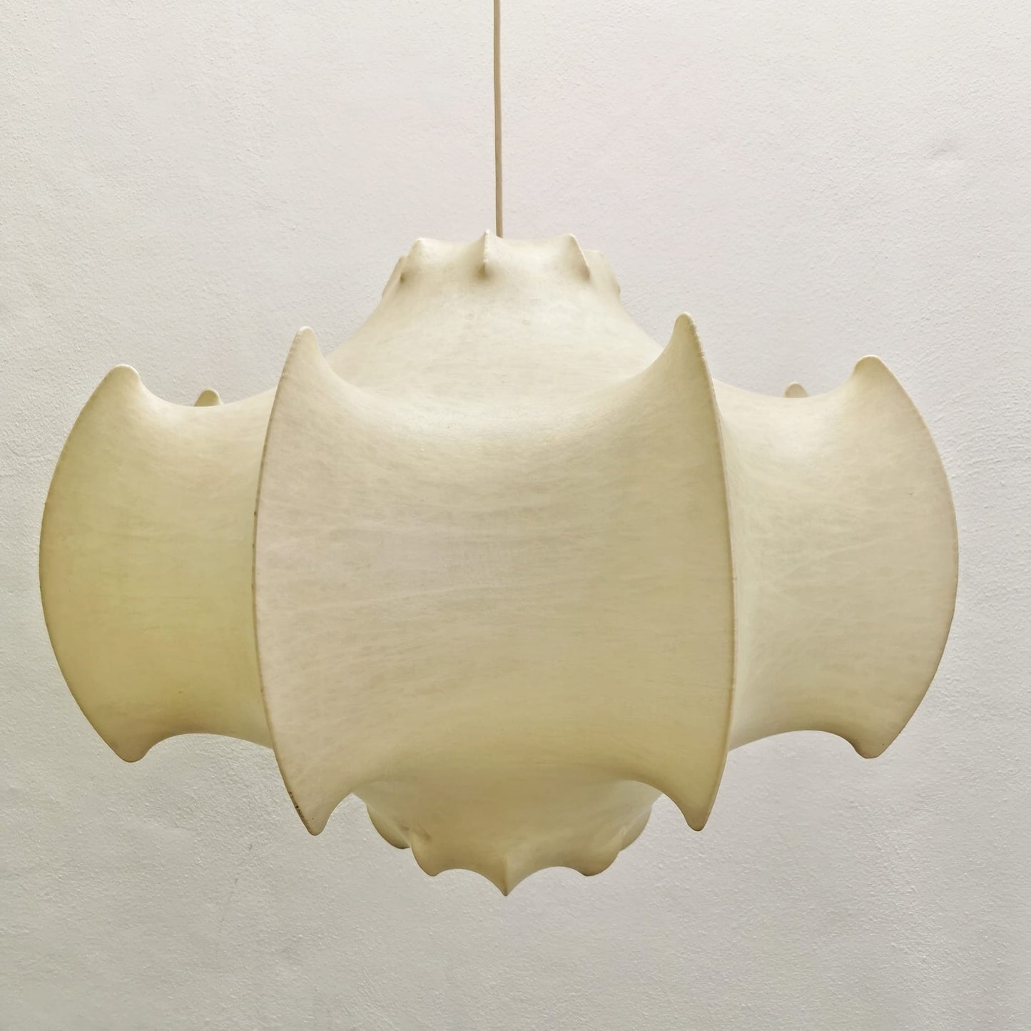 Lampadario cocoon Viscontea, Achille e Pier Giacomo Castiglioni per Flos 1960