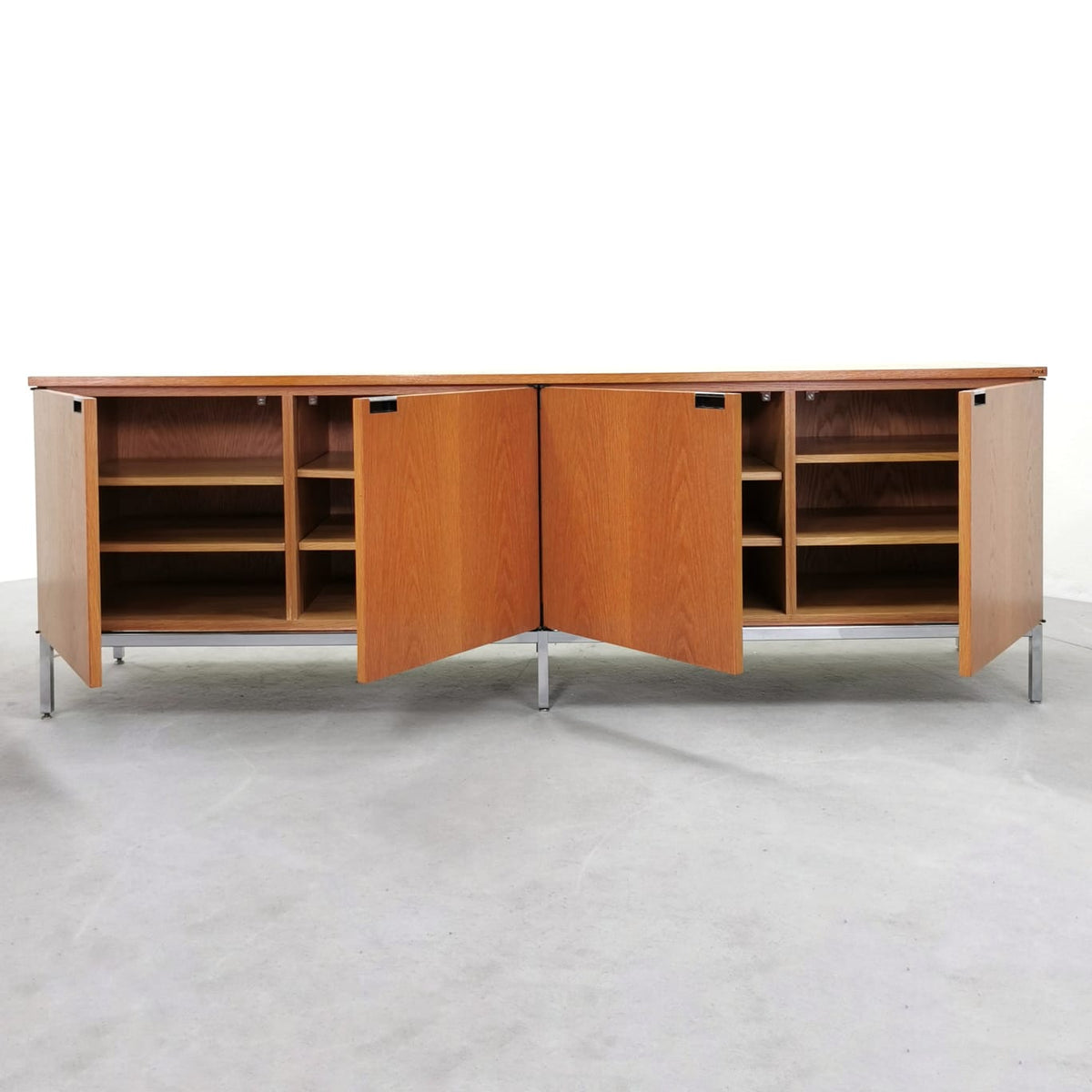 Buffet en chêne de Florence Knoll pour Knoll International, 1961
