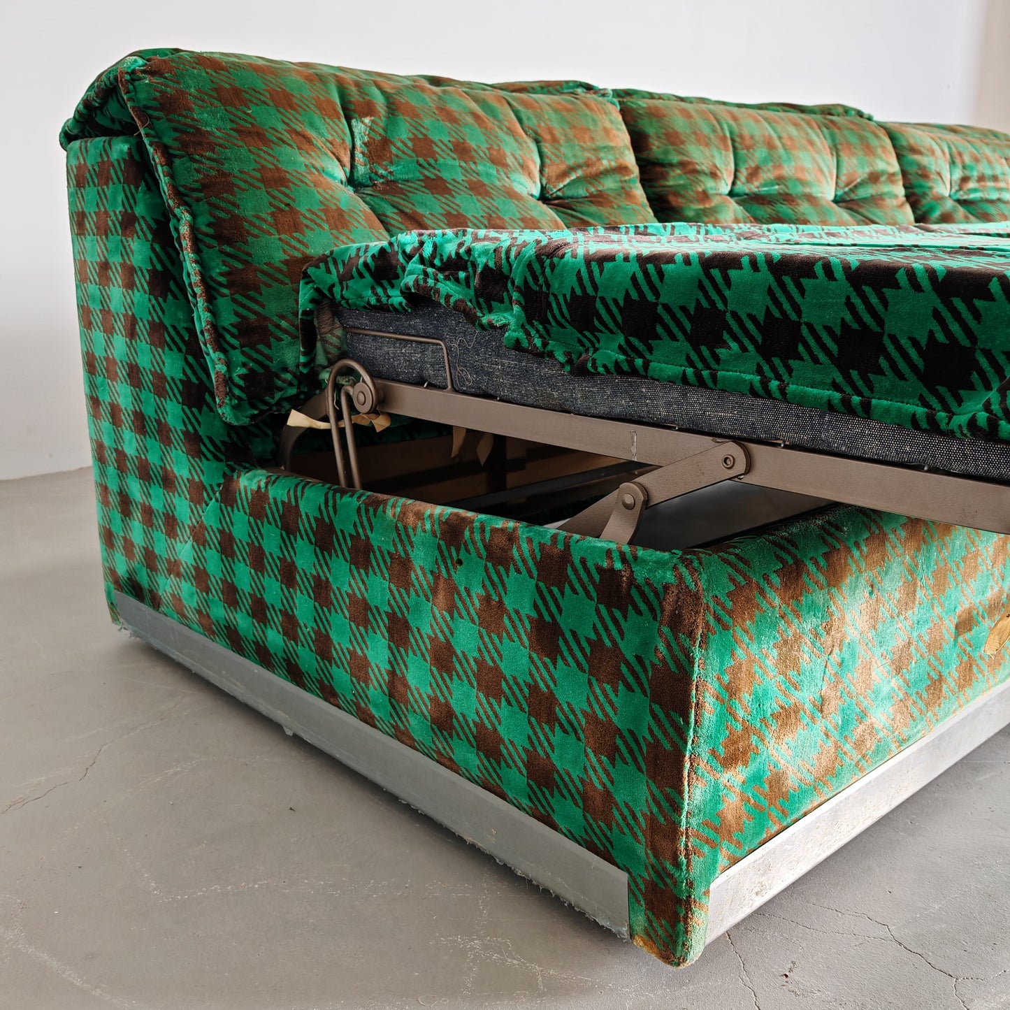 Divano Letto Daybed in velluto verde pied de poule vintage anni 70