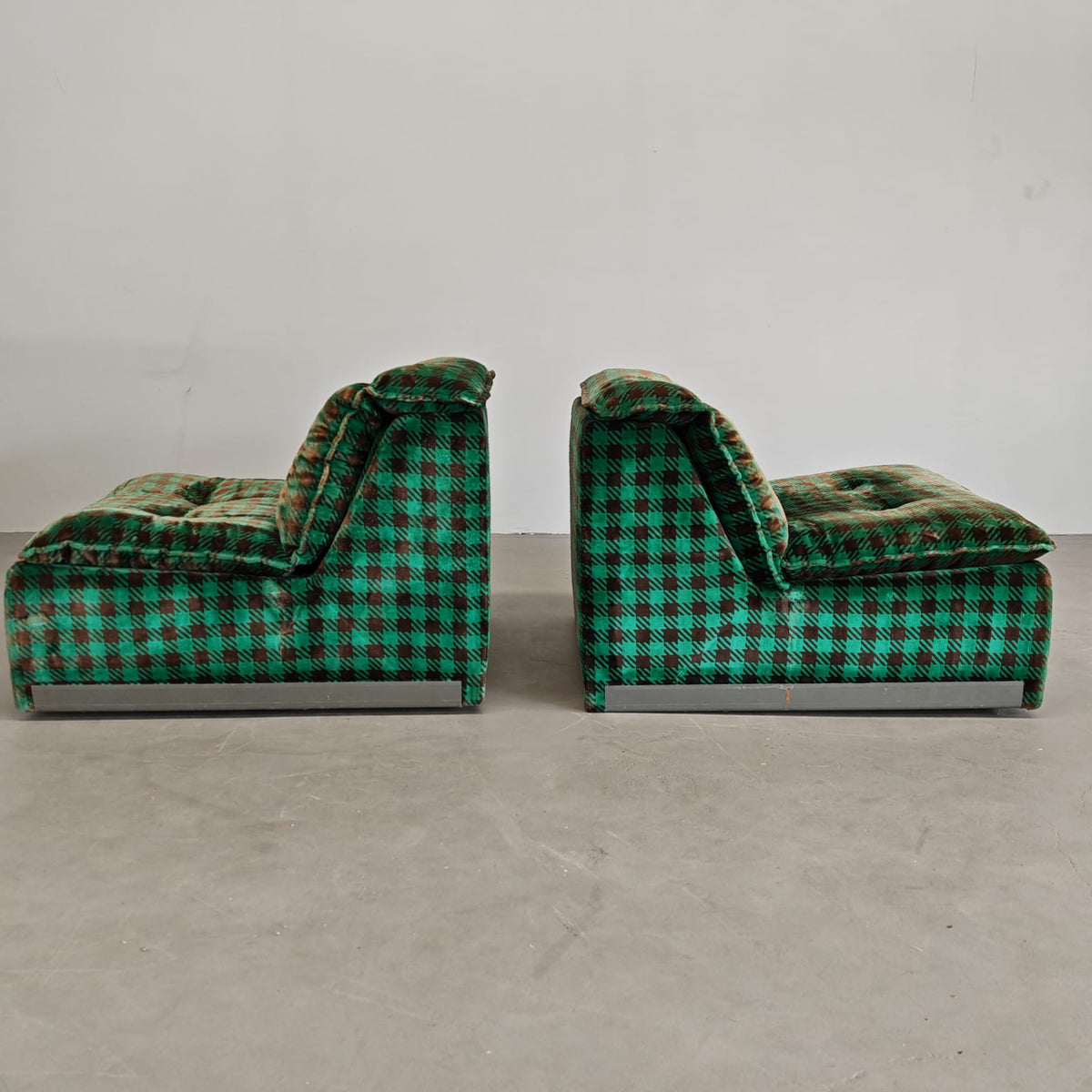 Fauteuils verts en damier