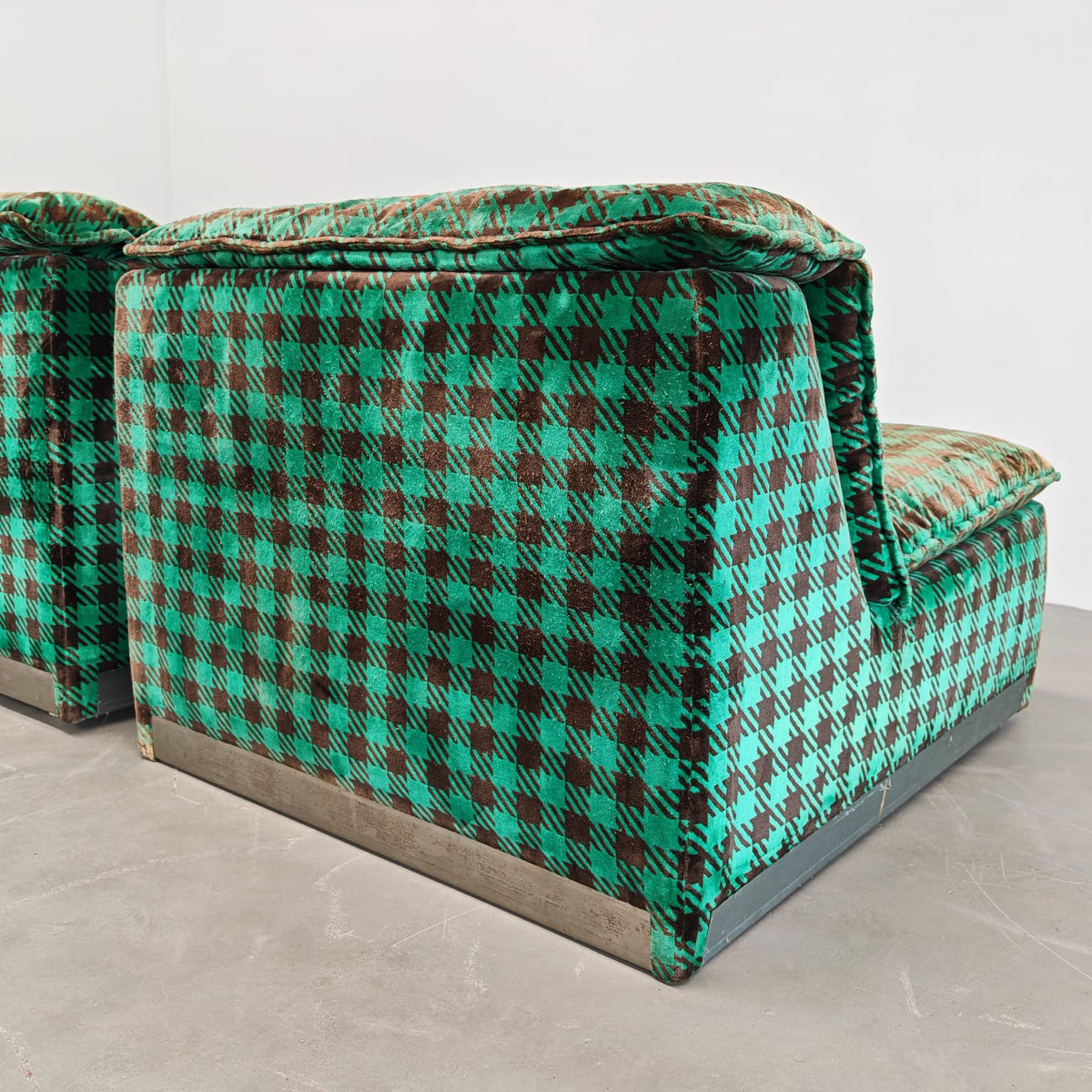 Fauteuils verts en damier