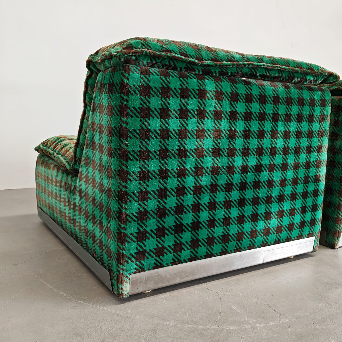 Fauteuils verts en damier