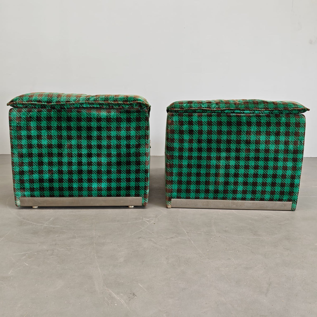 Fauteuils verts en damier