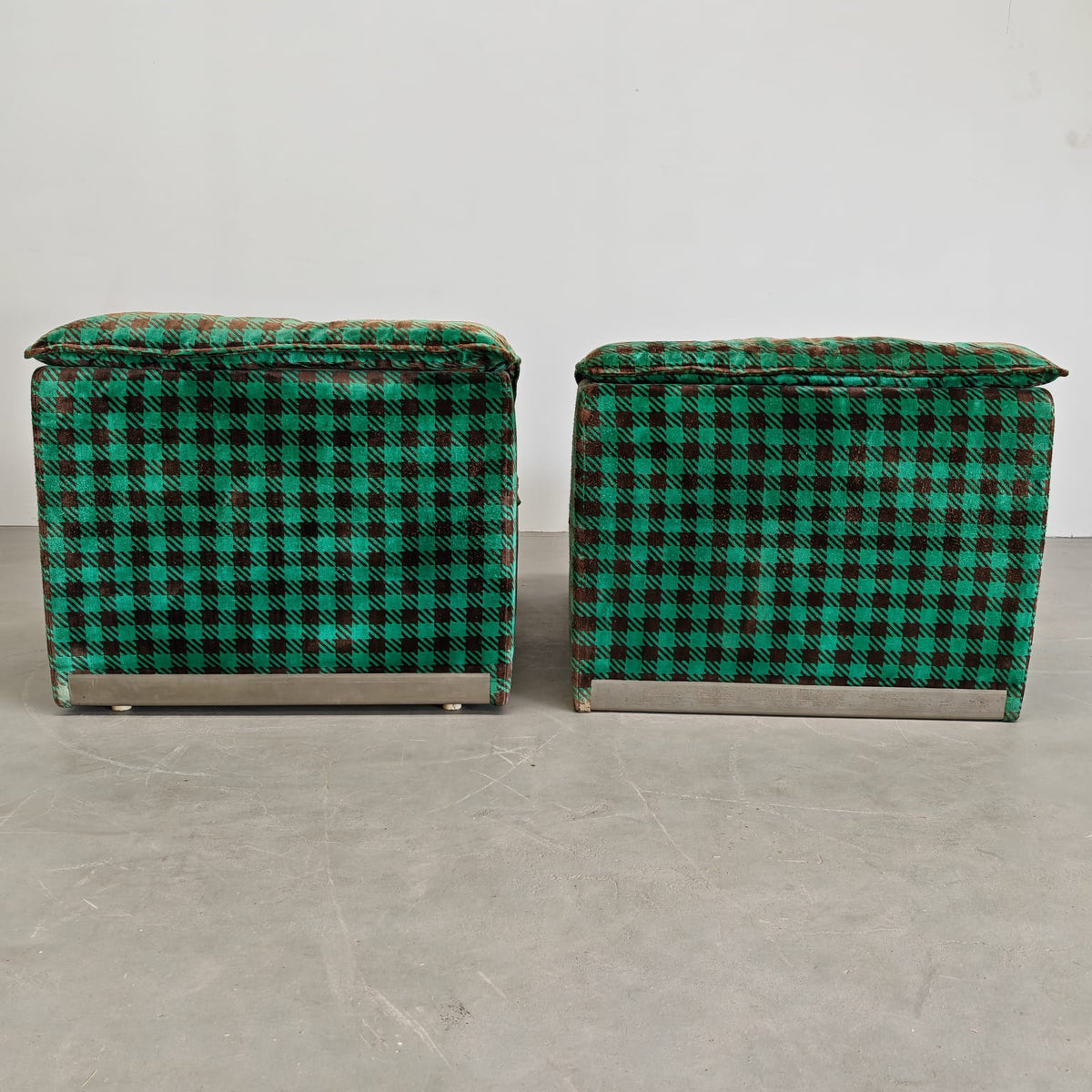 Fauteuils verts en damier