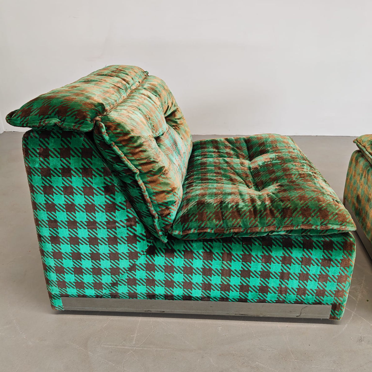 Fauteuils verts en damier