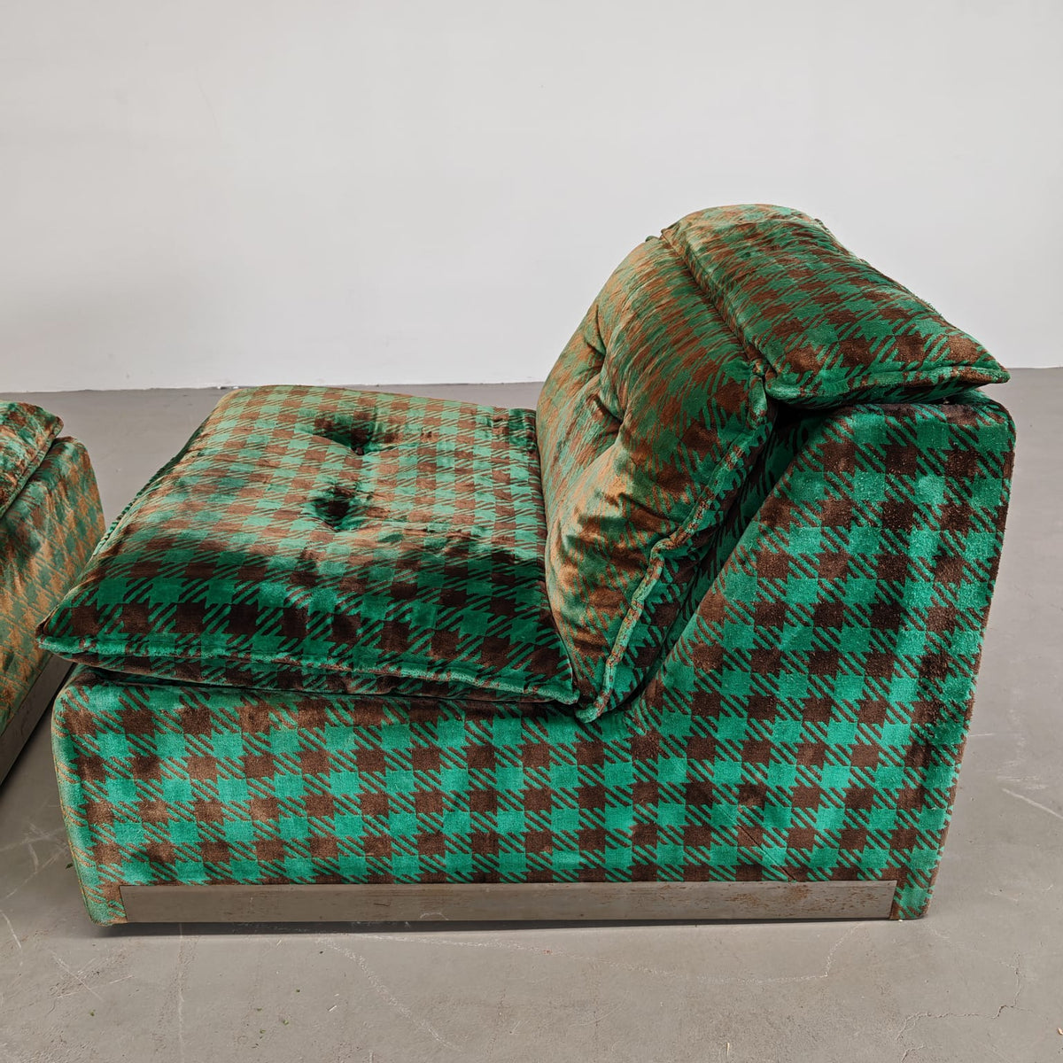 Fauteuils verts en damier