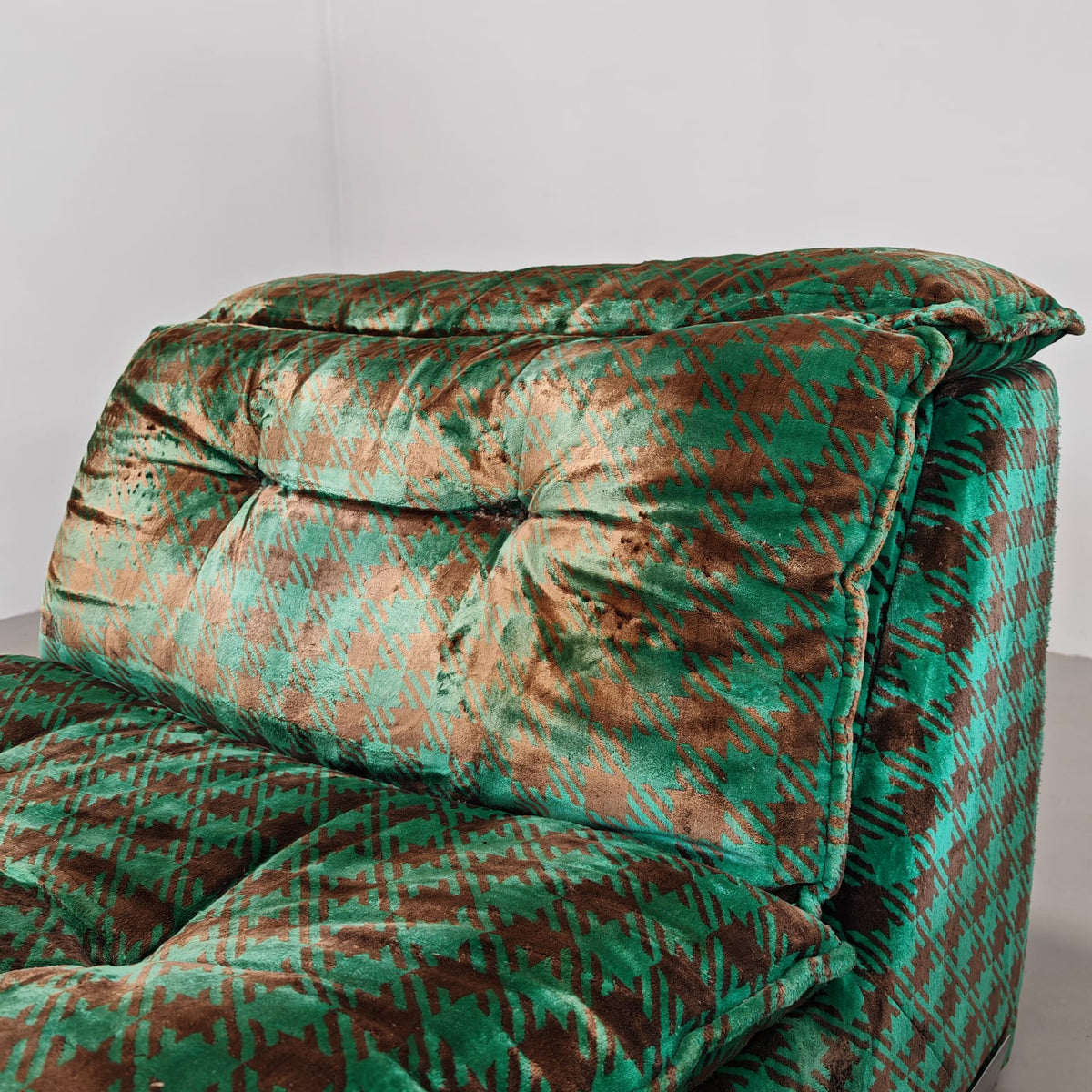 Fauteuils verts en damier