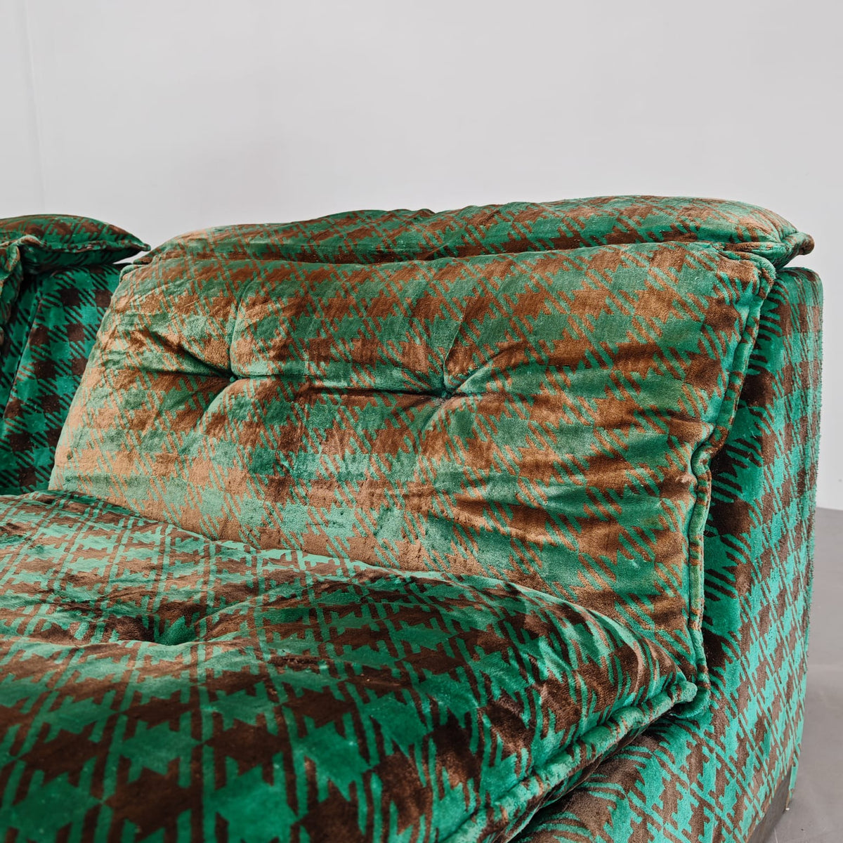 Fauteuils verts en damier