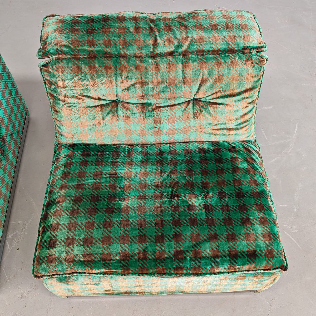 Fauteuils verts en damier