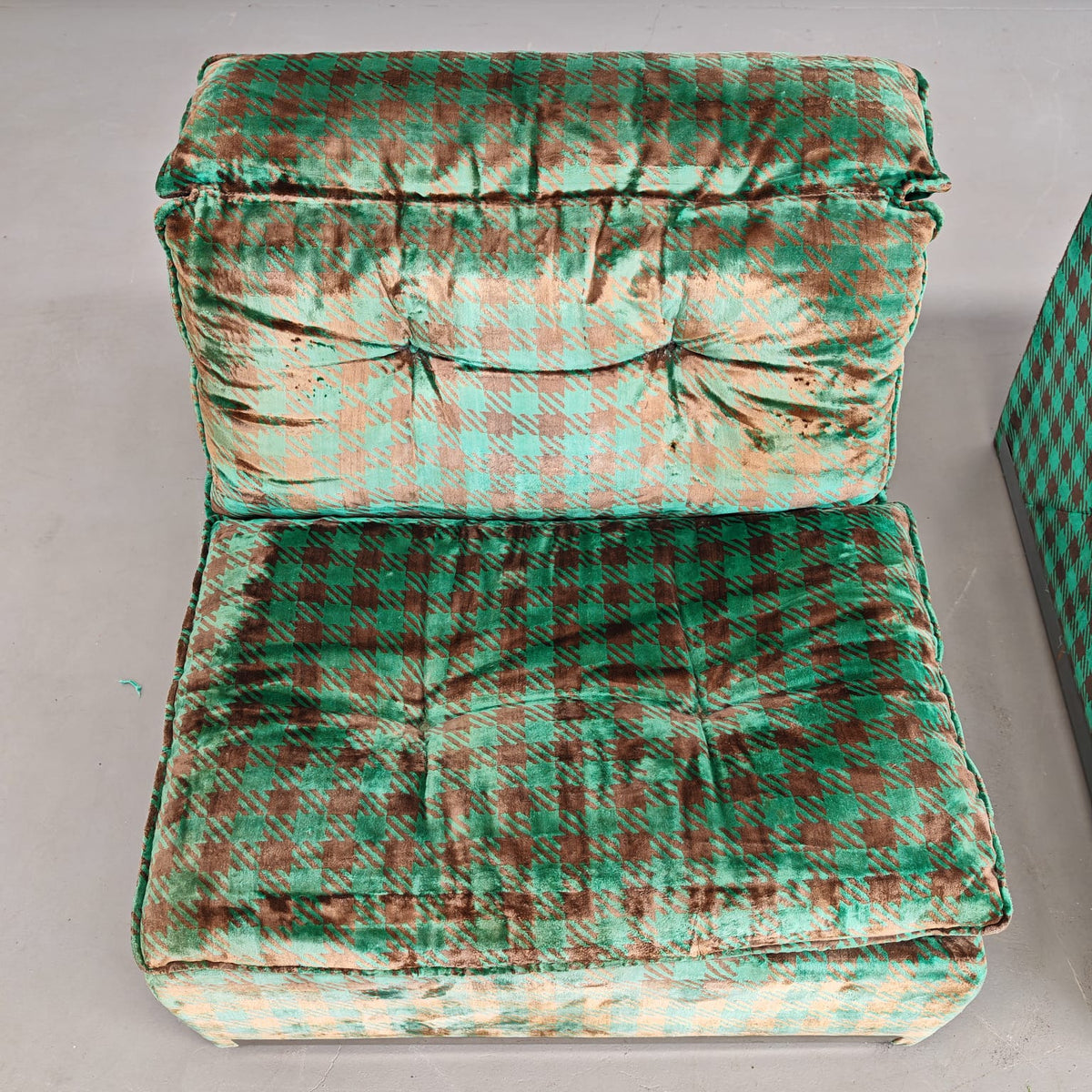 Fauteuils verts en damier