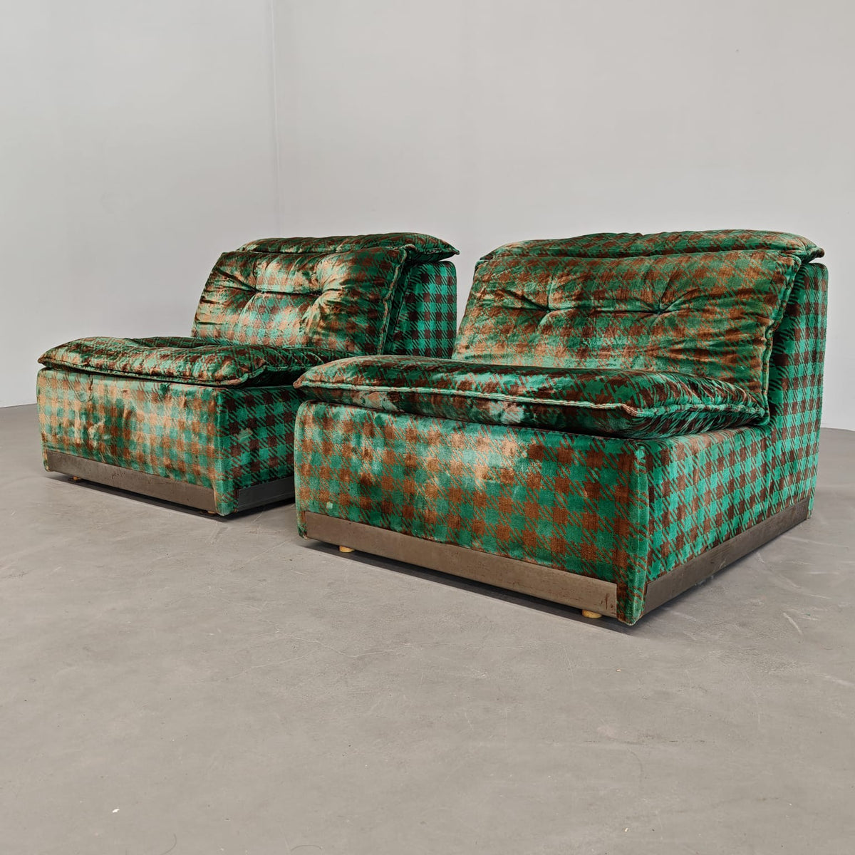 Fauteuils verts en damier