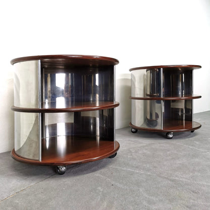 Paire de tables de chevet / tables d'appoint rondes en noyer et acier années 70
