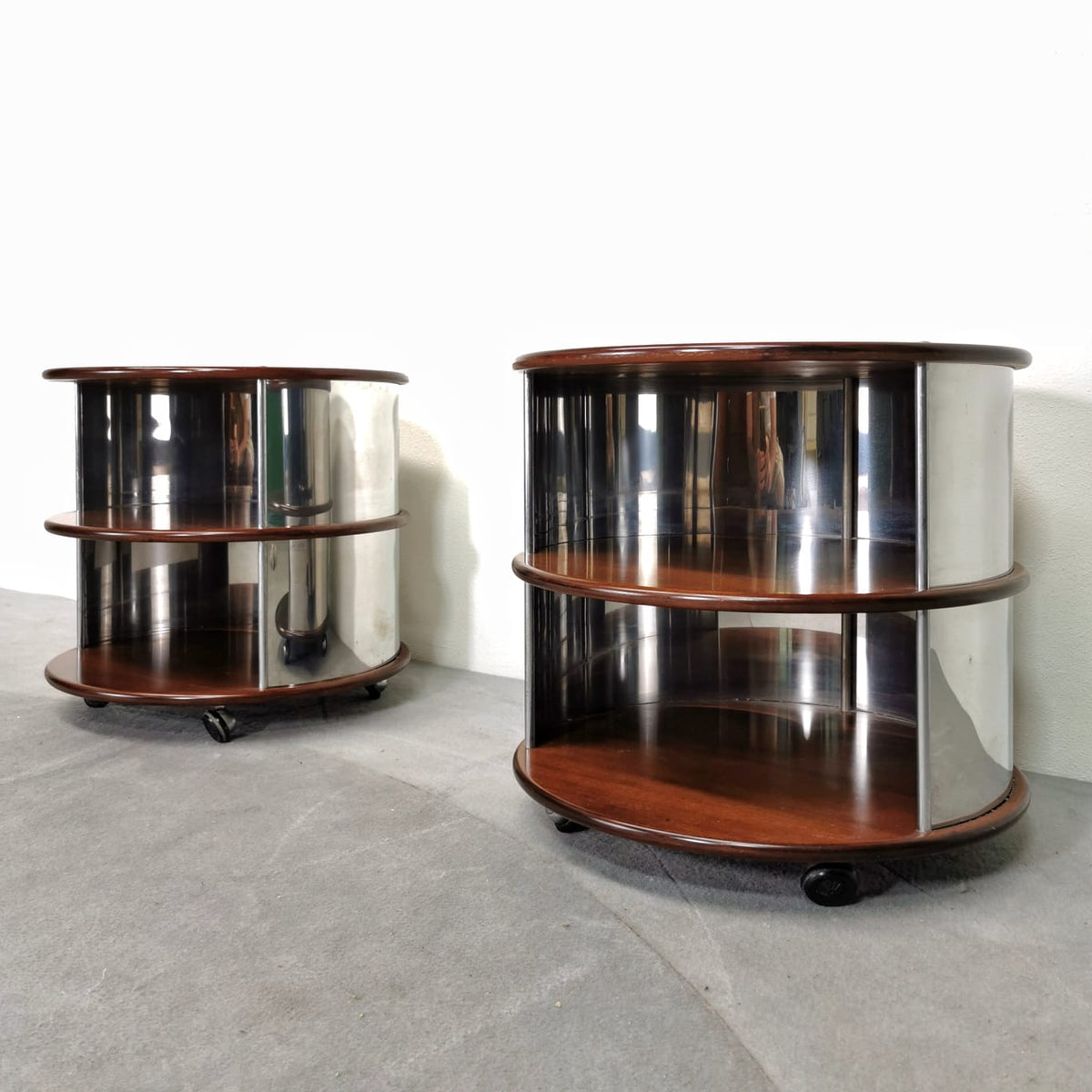 Paire de tables de chevet / tables d'appoint rondes en noyer et acier années 70