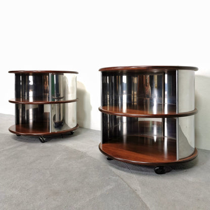 Paire de tables de chevet / tables d'appoint rondes en noyer et acier années 70