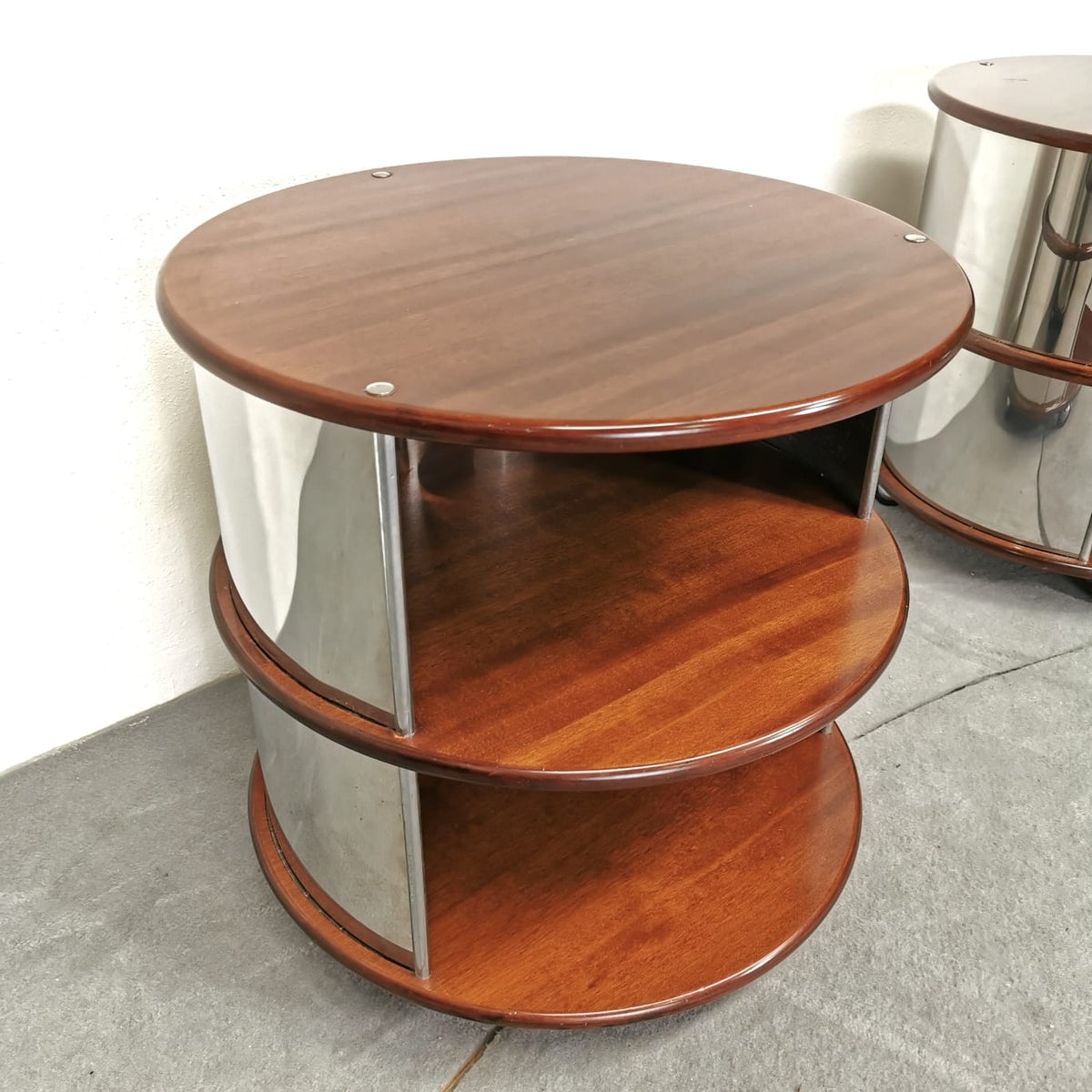 Paire de tables de chevet / tables d'appoint rondes en noyer et acier années 70