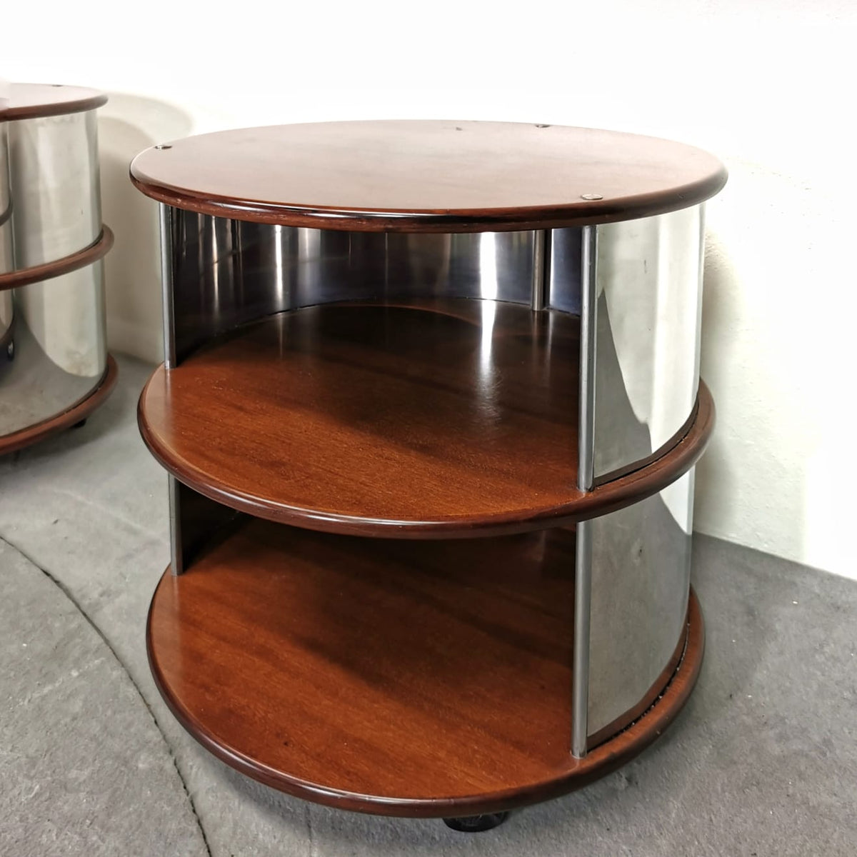 Paire de tables de chevet / tables d'appoint rondes en noyer et acier années 70