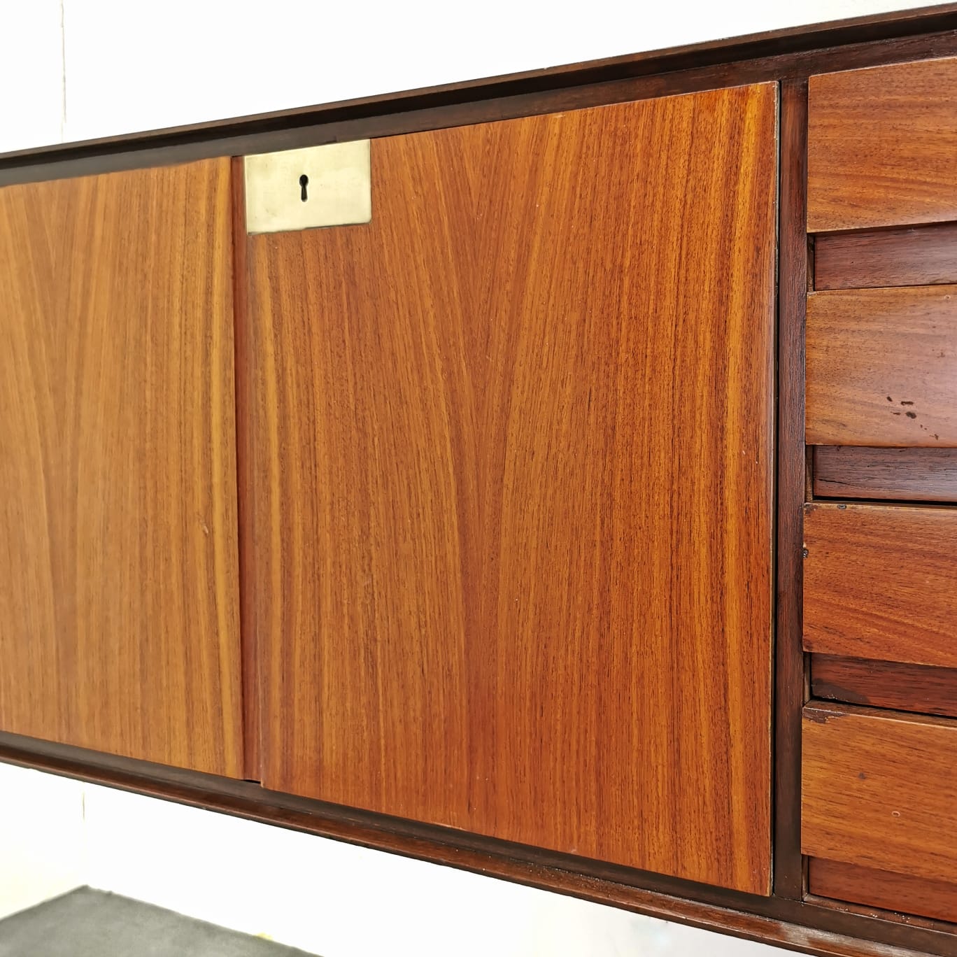 Sideboard Sospeso in teak Edmondo Palutari per Vittorio Dassi 1950's