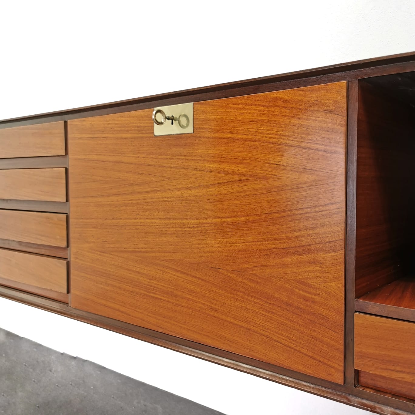 Sideboard Sospeso in teak Edmondo Palutari per Vittorio Dassi 1950's