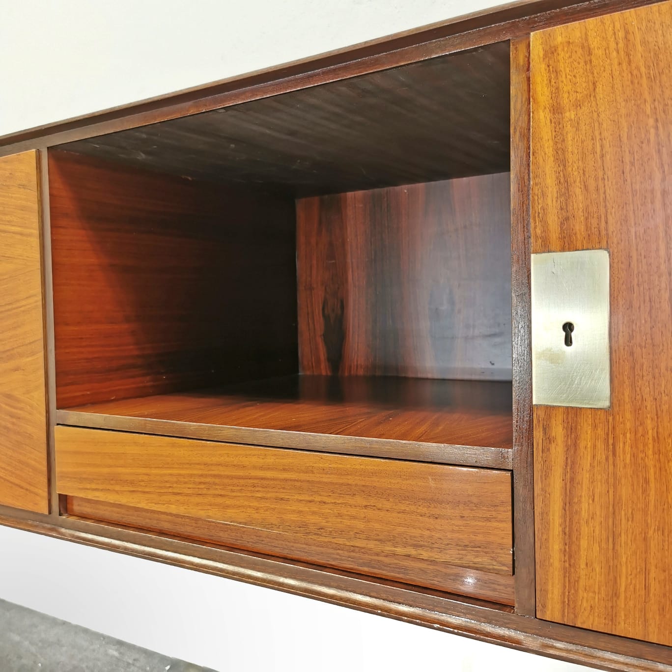 Sideboard Sospeso in teak Edmondo Palutari per Vittorio Dassi 1950's