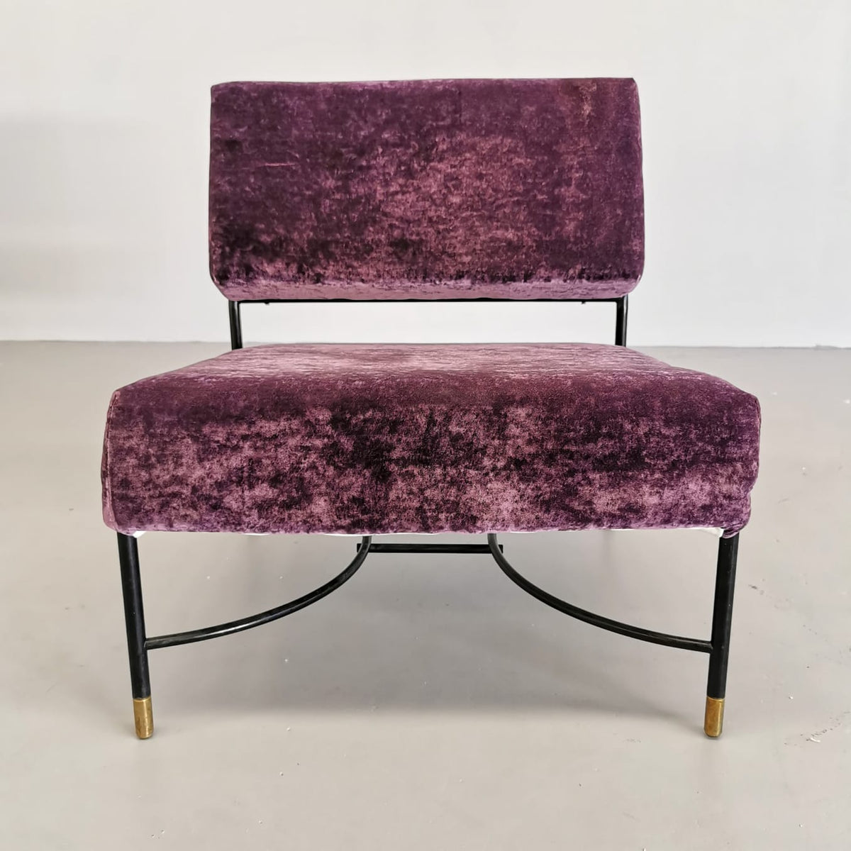 Fauteuil vintage des années 50 en velours violet