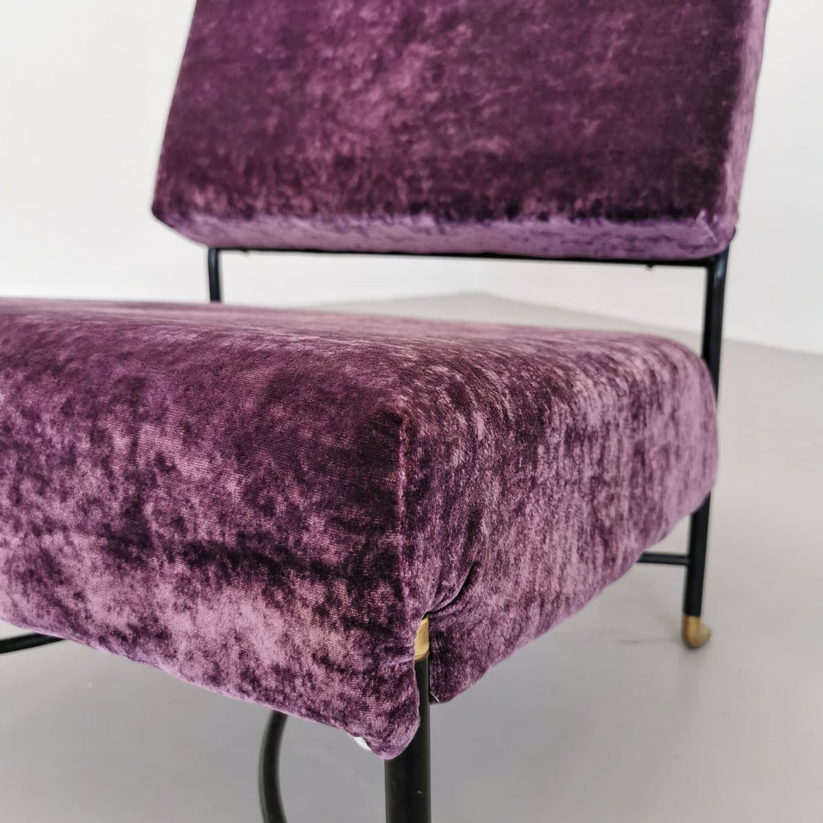 Fauteuil vintage des années 50 en velours violet