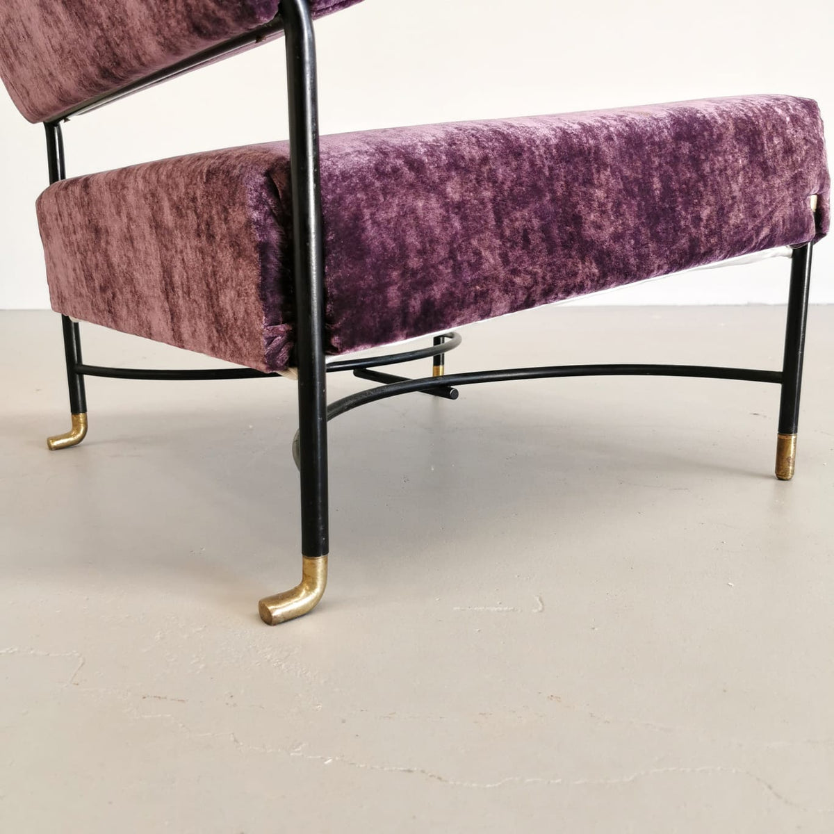 Fauteuil vintage des années 50 en velours violet