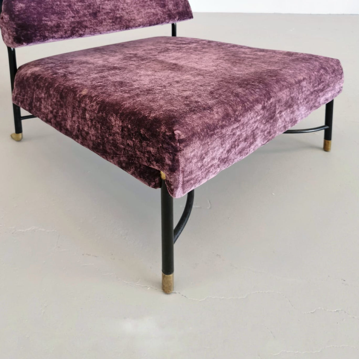 Fauteuil vintage des années 50 en velours violet