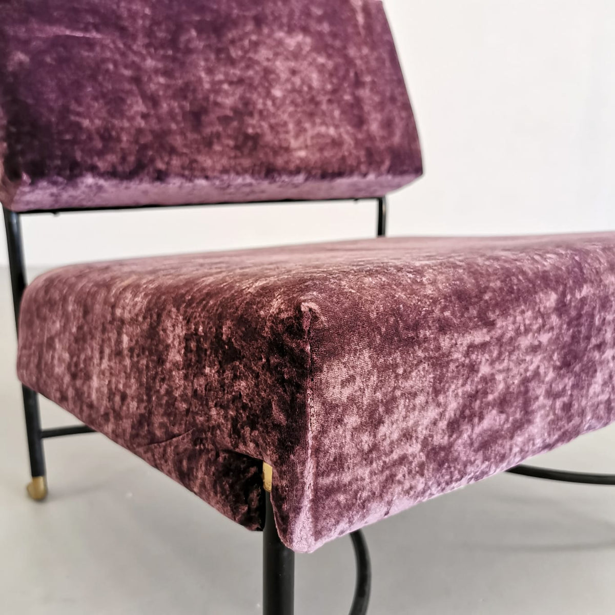 Fauteuil vintage des années 50 en velours violet