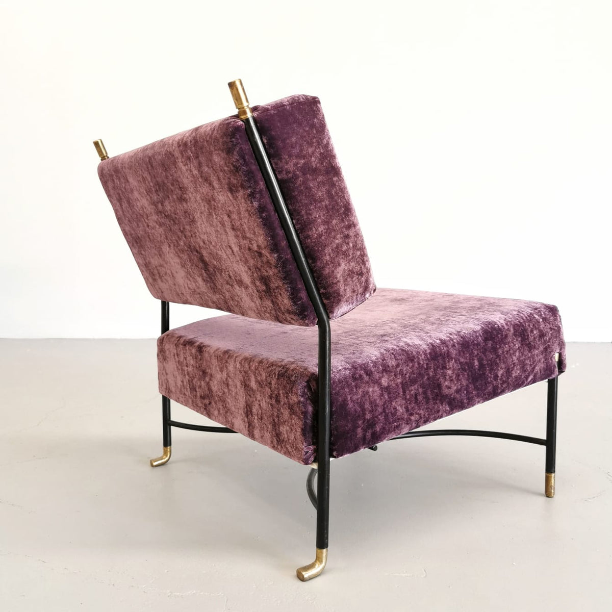 Fauteuil vintage des années 50 en velours violet