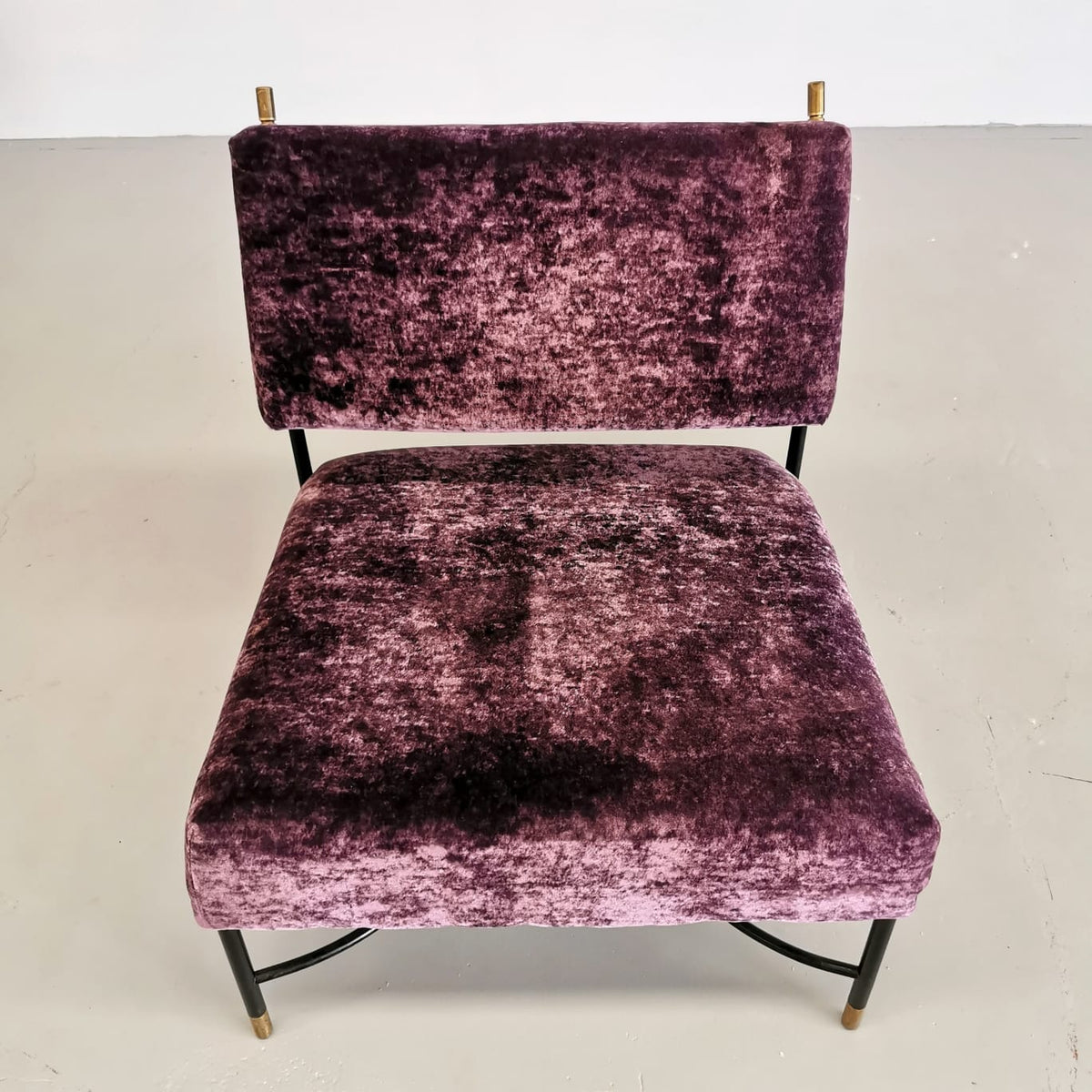 Fauteuil vintage des années 50 en velours violet