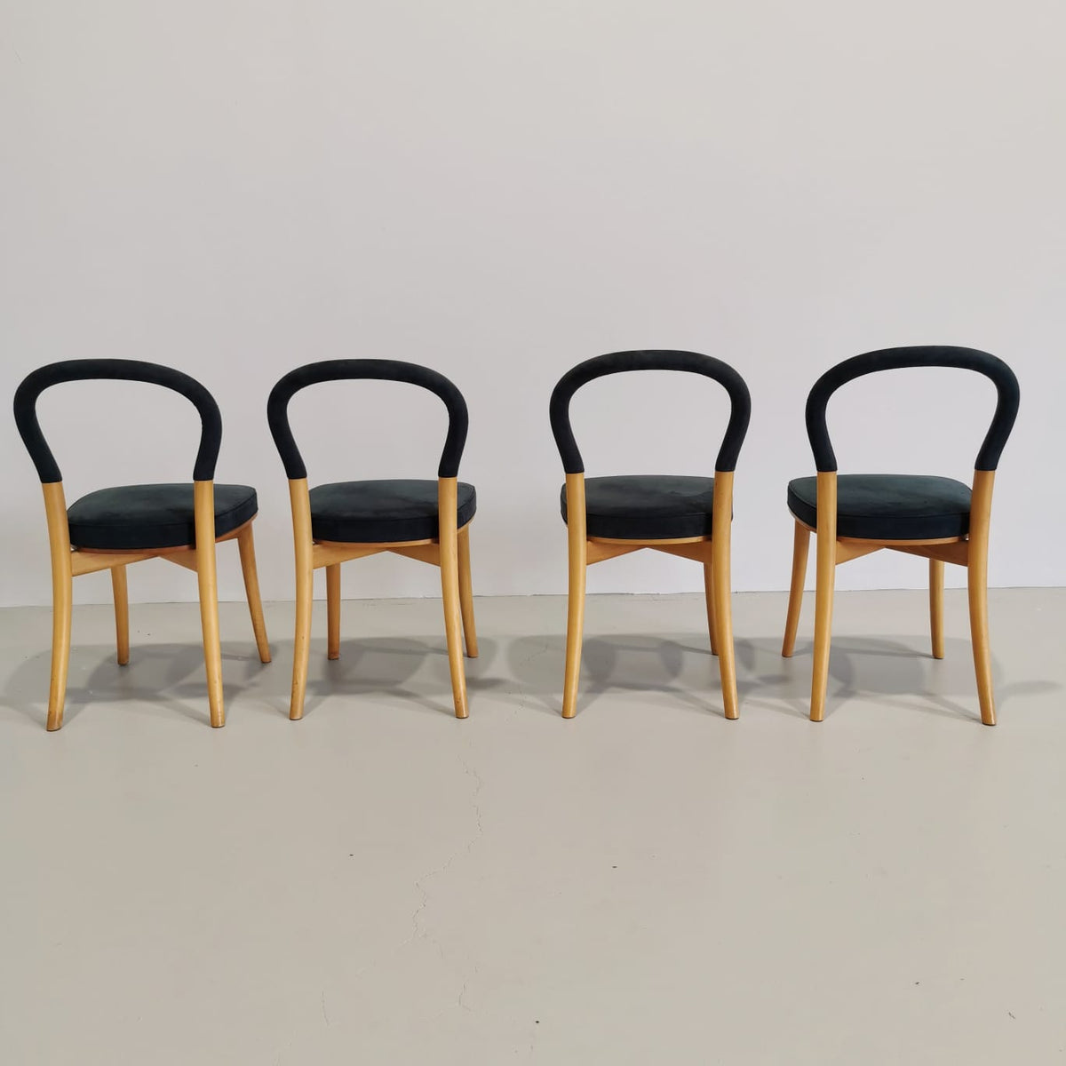 Lot de 4 chaises en bois et tissu bleu Cassina Göteborg, Erik Gunnar Asplund, années 80