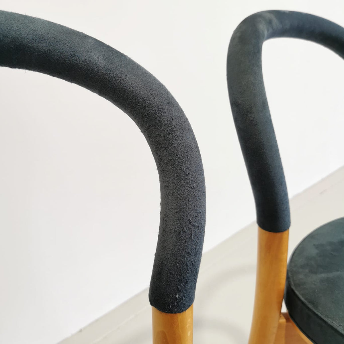Lot de 4 chaises en bois et tissu bleu Cassina Göteborg, Erik Gunnar Asplund, années 80