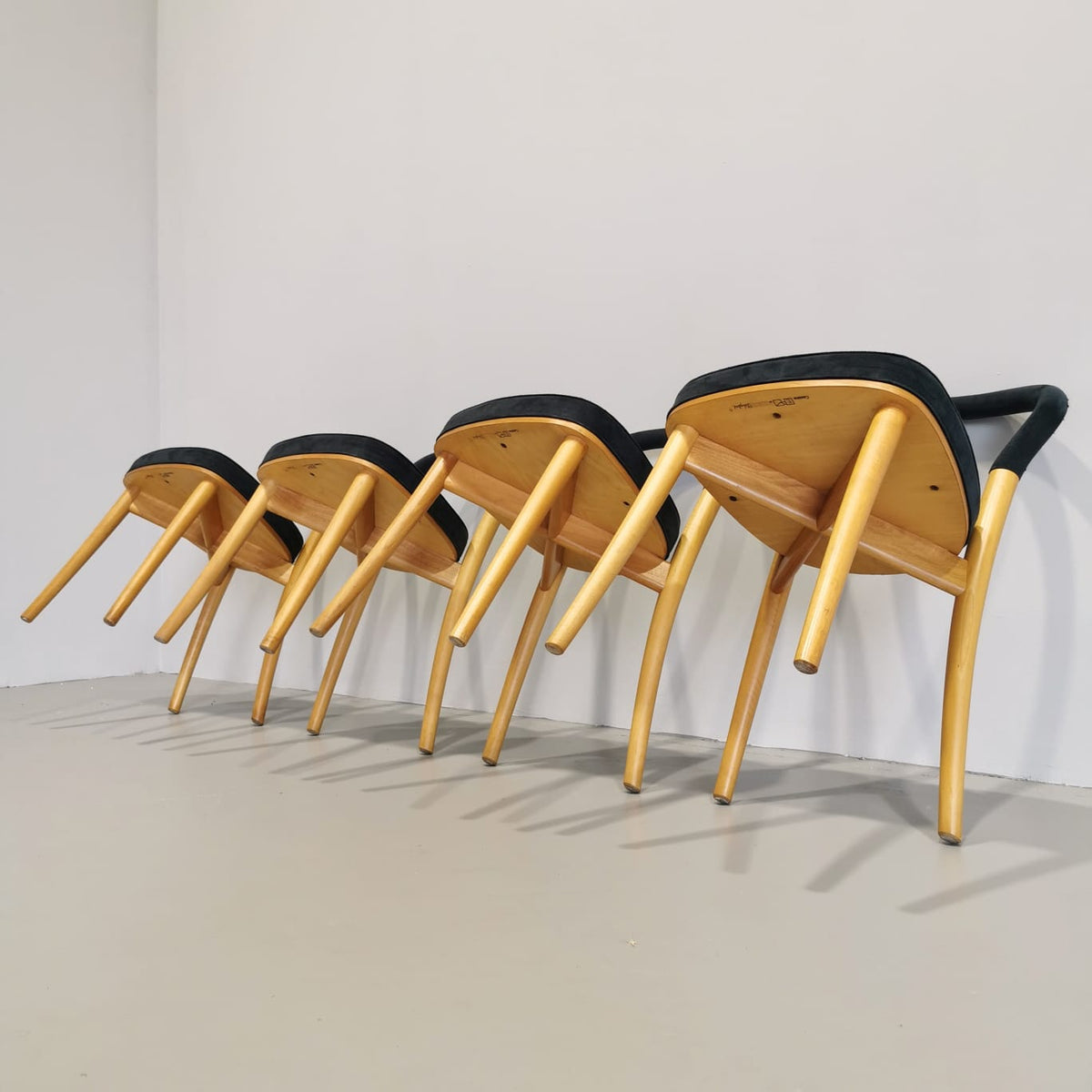 Lot de 4 chaises en bois et tissu bleu Cassina Göteborg, Erik Gunnar Asplund, années 80