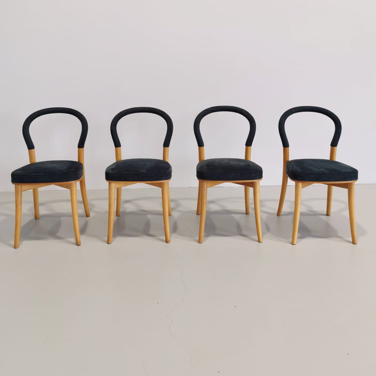 Lot de 4 chaises en bois et tissu bleu Cassina Göteborg, Erik Gunnar Asplund, années 80