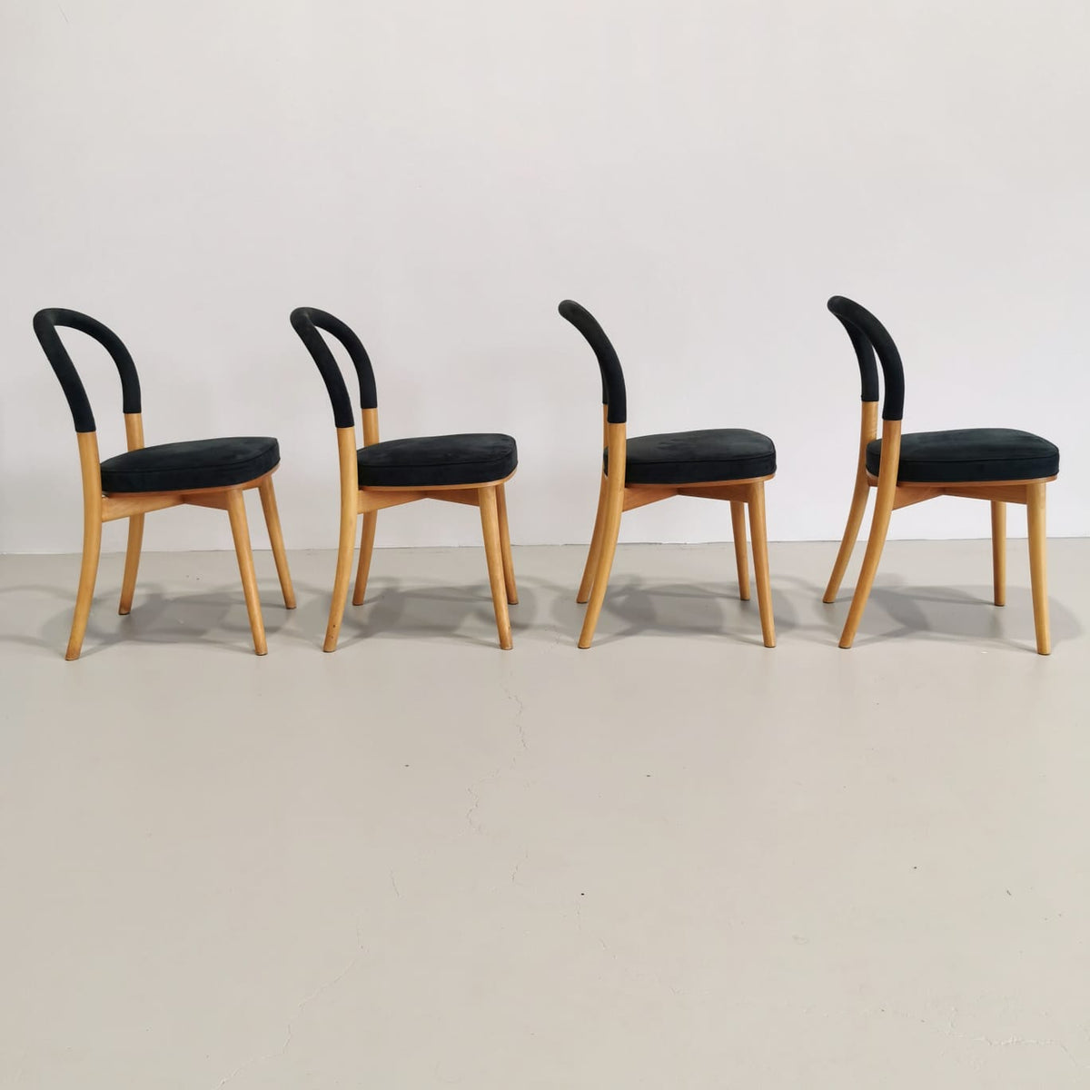 Lot de 4 chaises en bois et tissu bleu Cassina Göteborg, Erik Gunnar Asplund, années 80