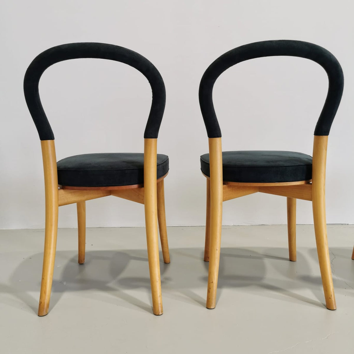Lot de 4 chaises en bois et tissu bleu Cassina Göteborg, Erik Gunnar Asplund, années 80