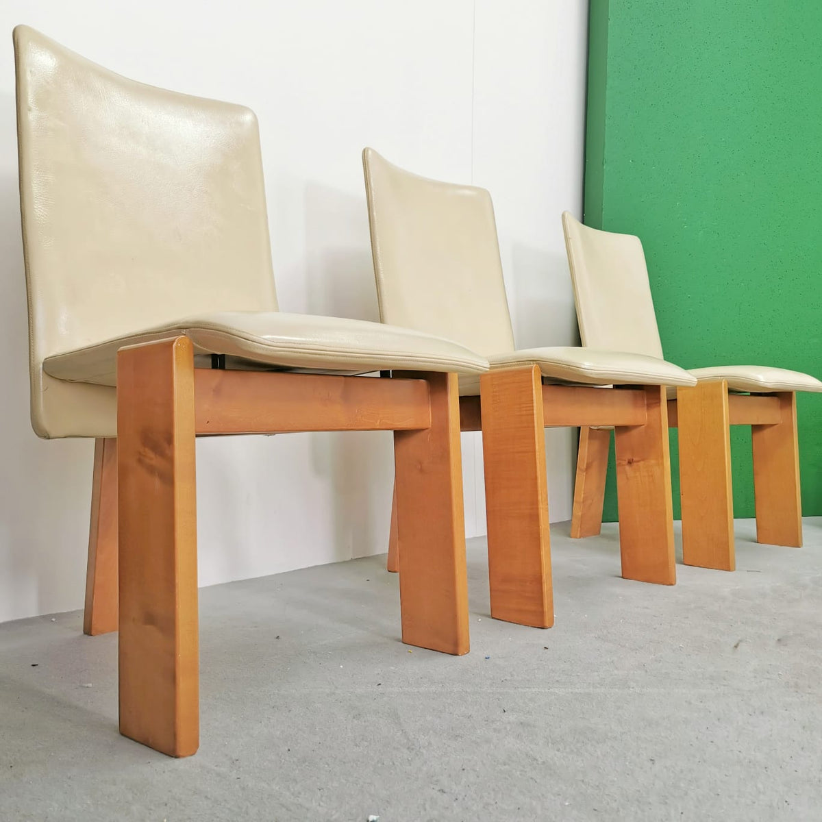 Ensemble de 6 chaises des années 70/80 en cuir beige et bois clair