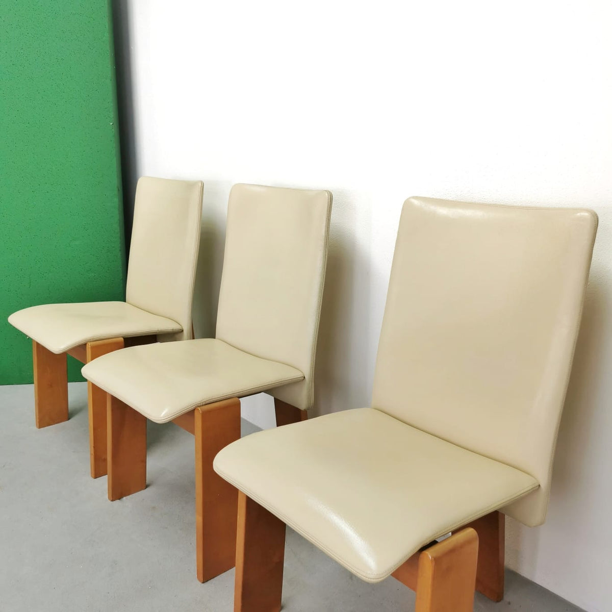 Ensemble de 6 chaises des années 70/80 en cuir beige et bois clair