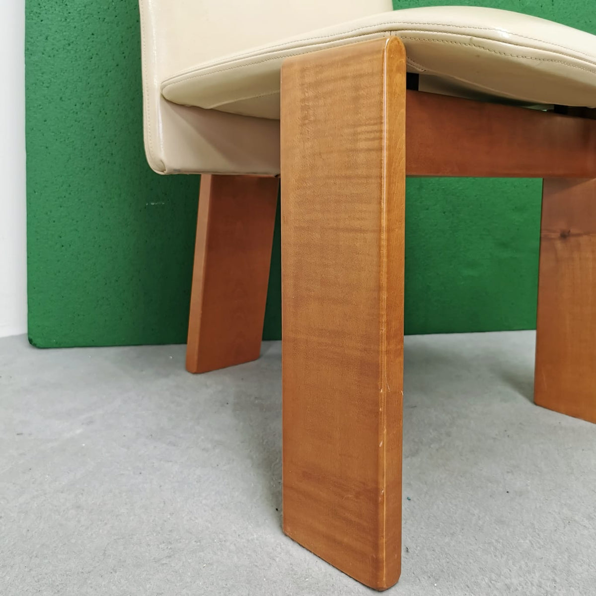 Ensemble de 6 chaises des années 70/80 en cuir beige et bois clair
