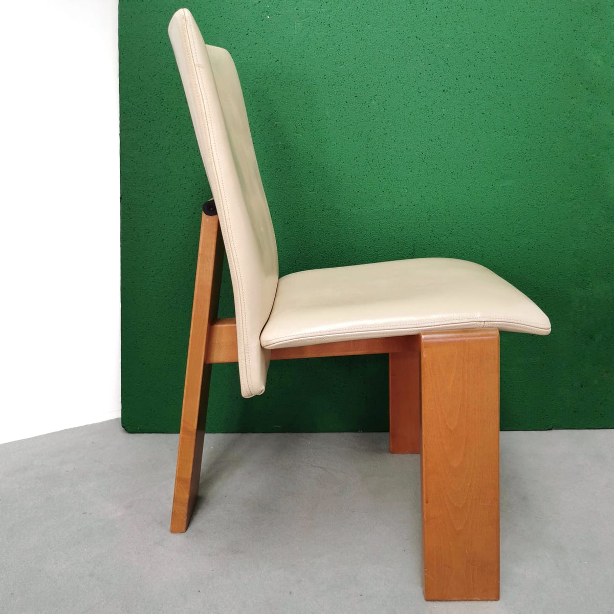 Ensemble de 6 chaises des années 70/80 en cuir beige et bois clair