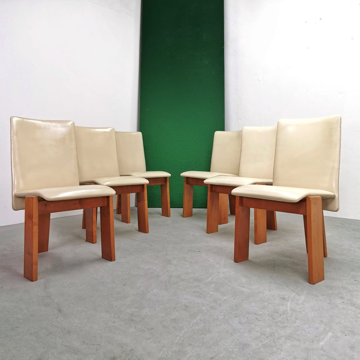 Ensemble de 6 chaises des années 70/80 en cuir beige et bois clair