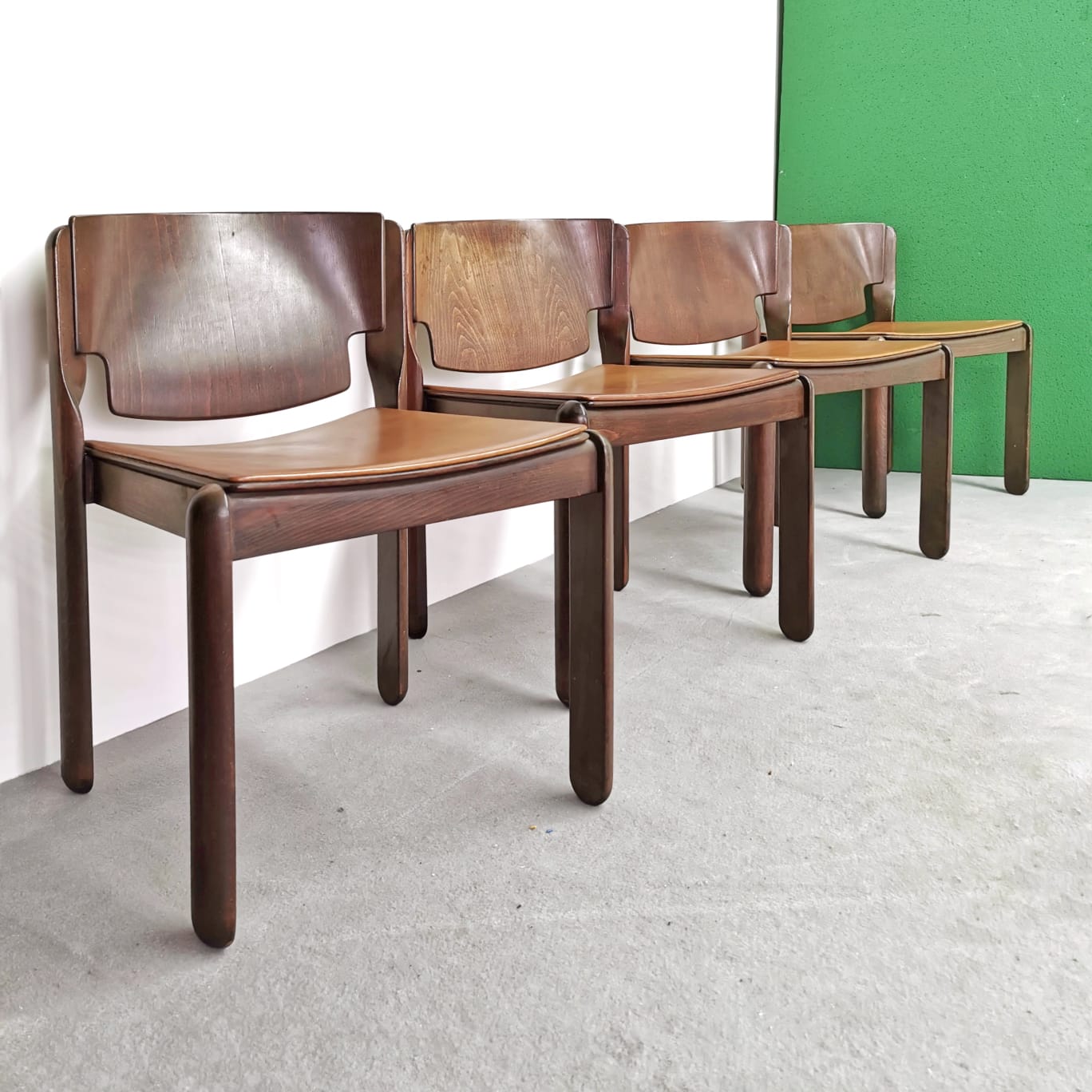 Set di 4 Sedie in noce e pelle mod V. Magistretti per Cassina 1967