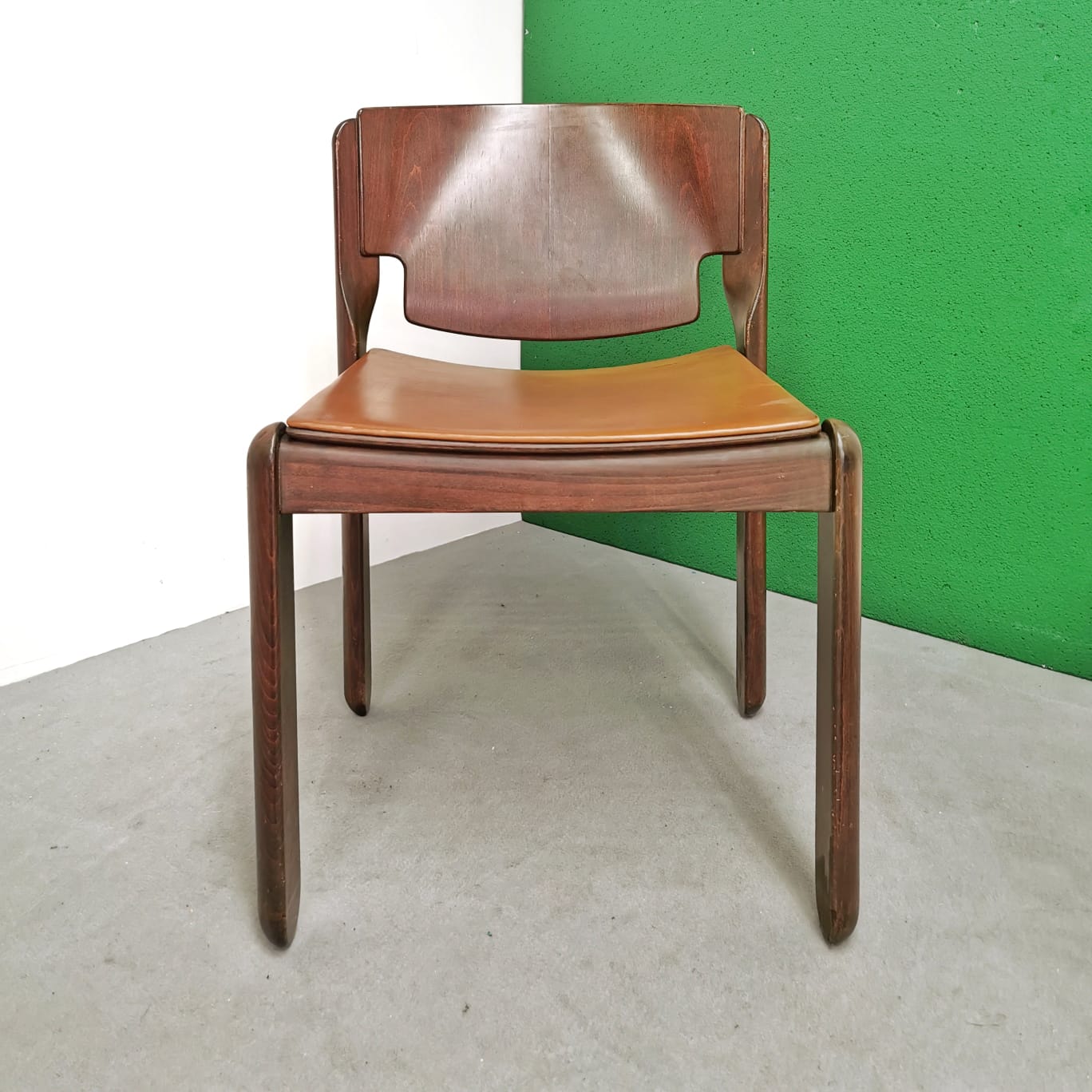 Set di 4 Sedie in noce e pelle mod V. Magistretti per Cassina 1967