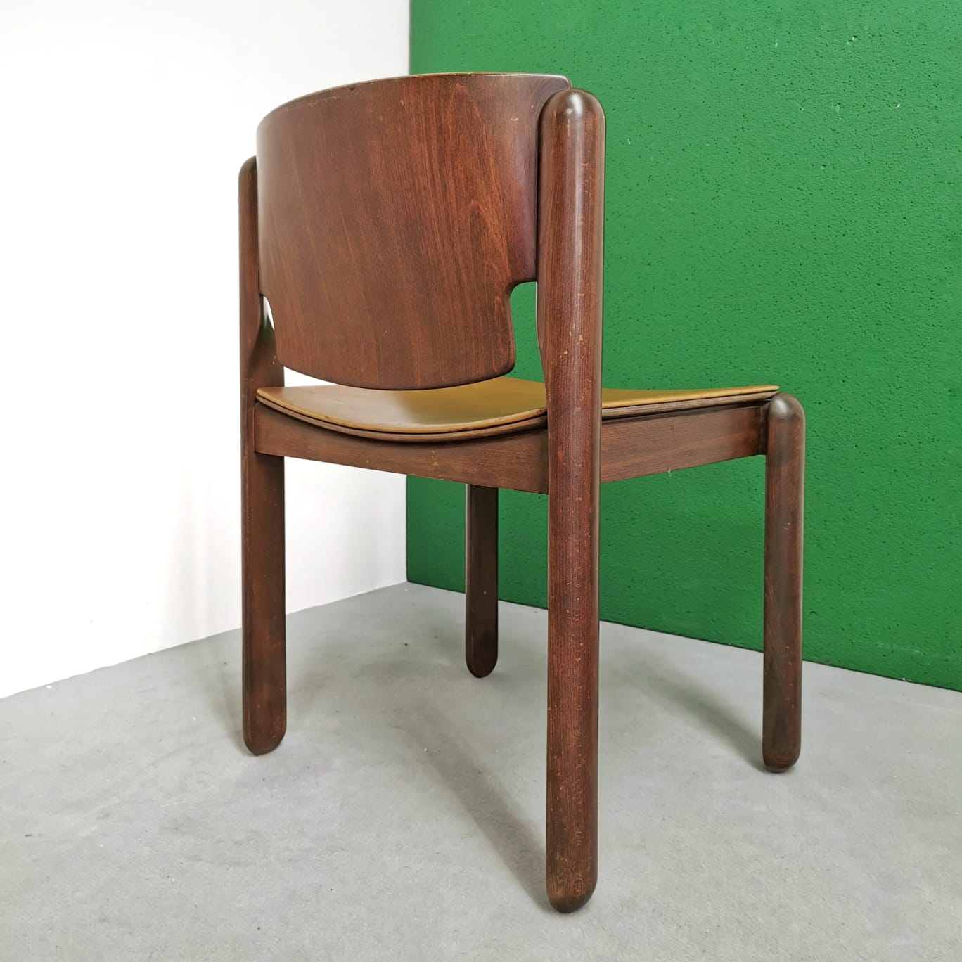 Set di 4 Sedie in noce e pelle mod V. Magistretti per Cassina 1967