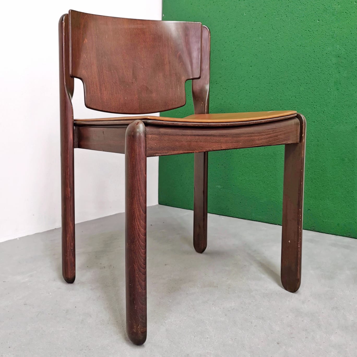 Set di 4 Sedie in noce e pelle mod V. Magistretti per Cassina 1967